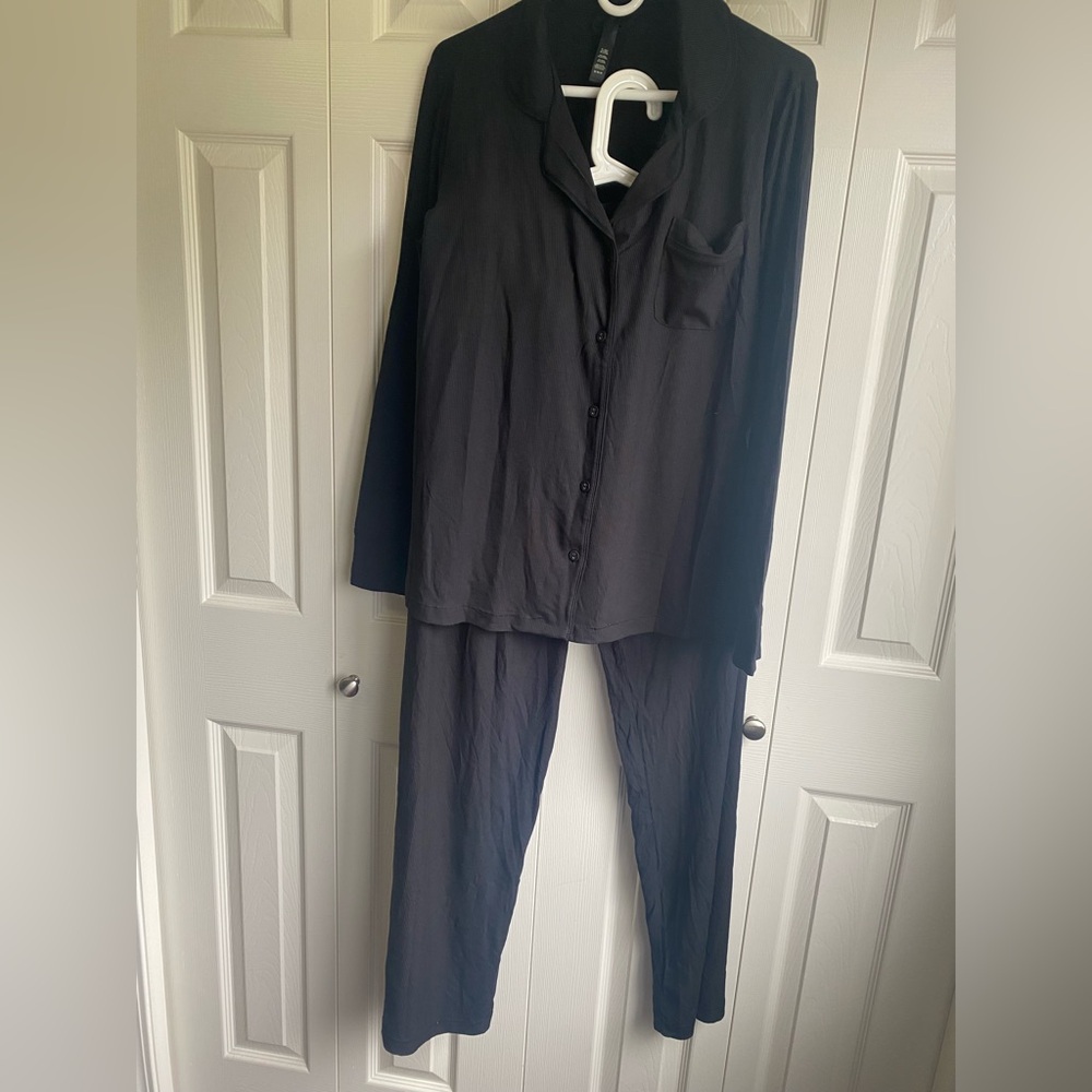 SKIMS Black V-Neck Lounge Top & Wide-Leg Pants - Picture 4 of 10